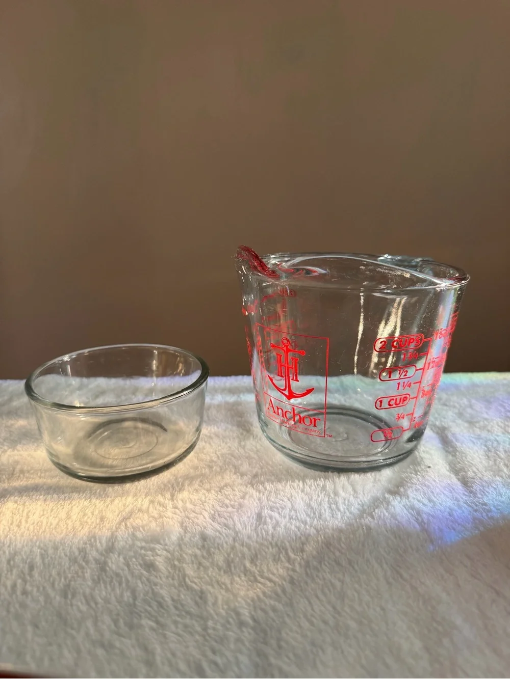 Anchor hocking glass measuring cup with additional cup